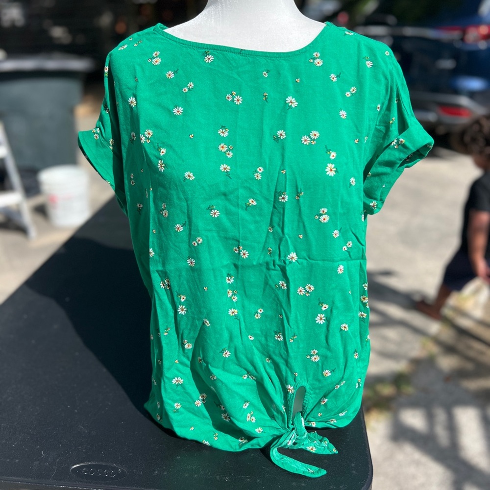 Green floral daisy top flowy cap sleeve knot